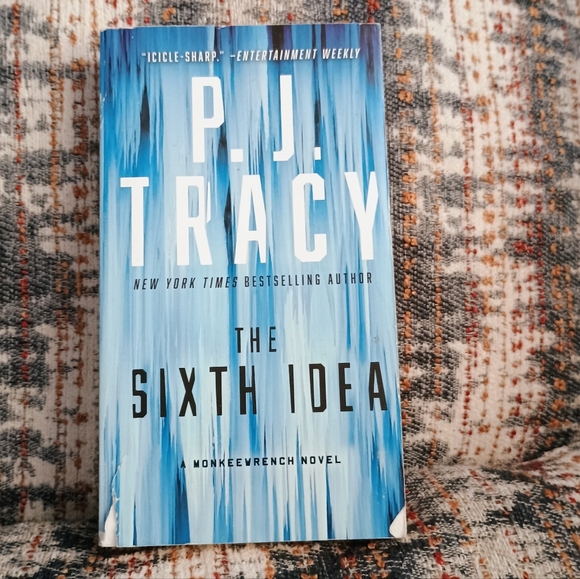 Other - 2/$5 The Sixth Idea - Paperback Book 📚